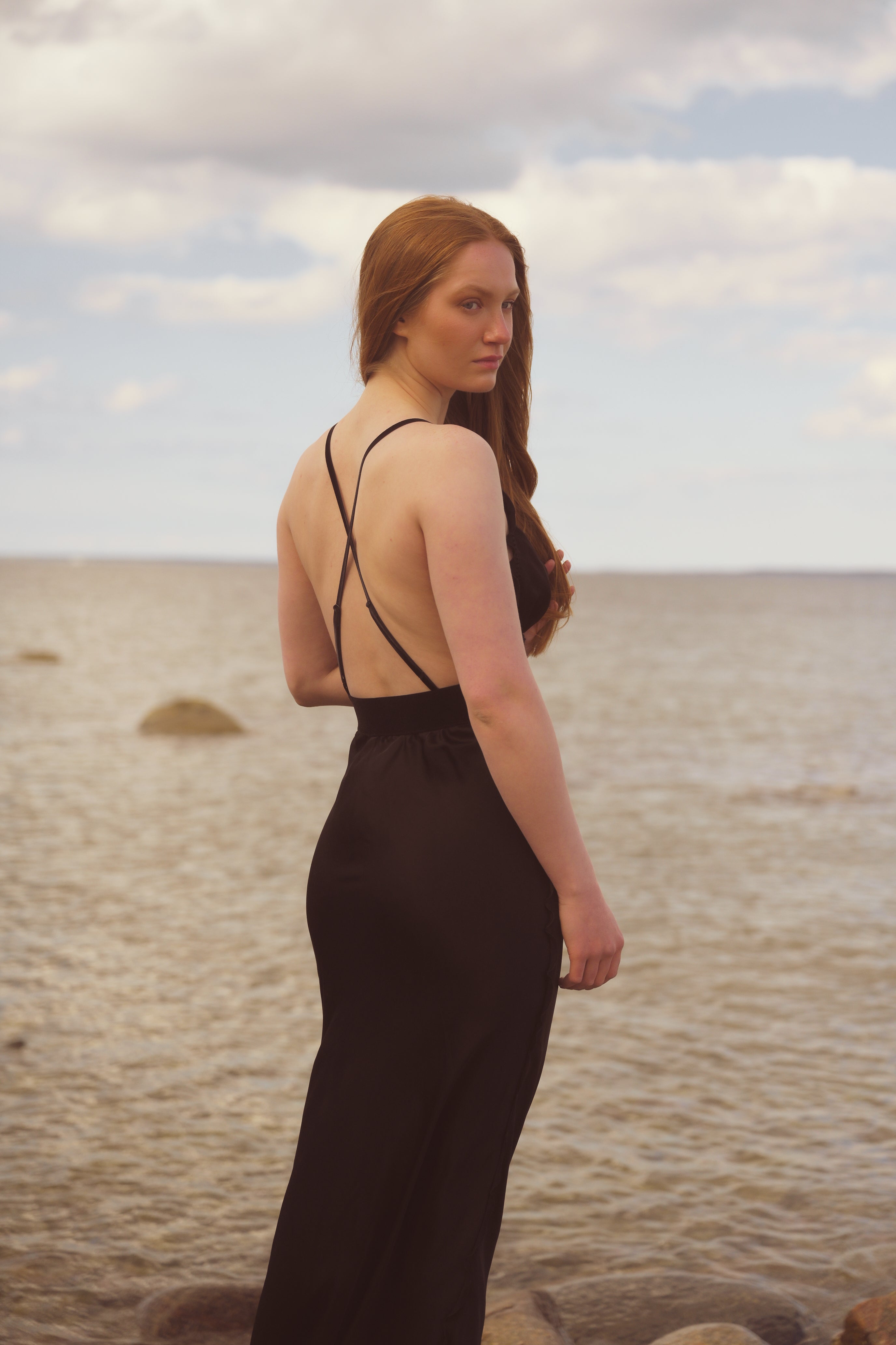 Kleit Isolde - must, maksi